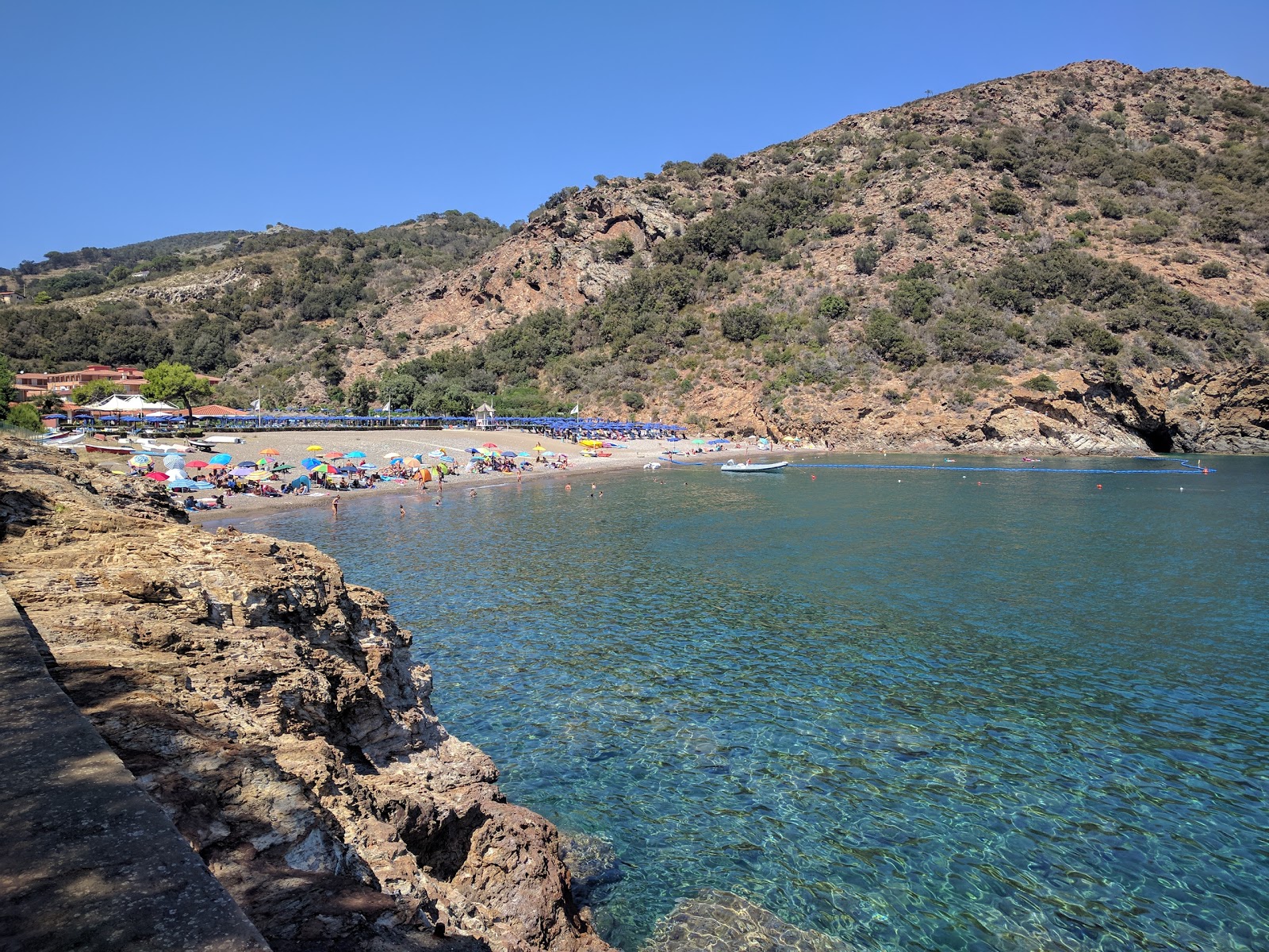 Fotografija Ortano beach z modra čista voda površino