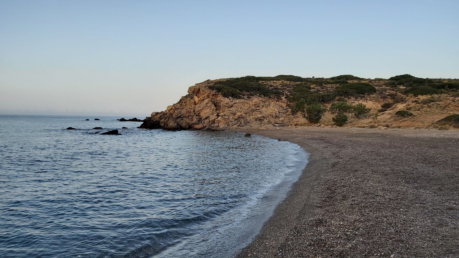 Foto de Mikro Amoudi con cala pequeña