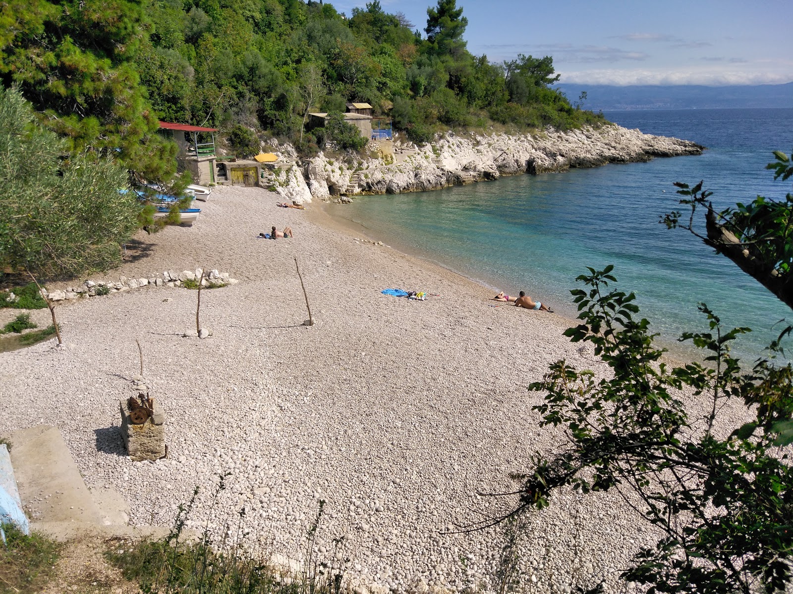 Jelenscica beach的照片 带有轻卵石表面