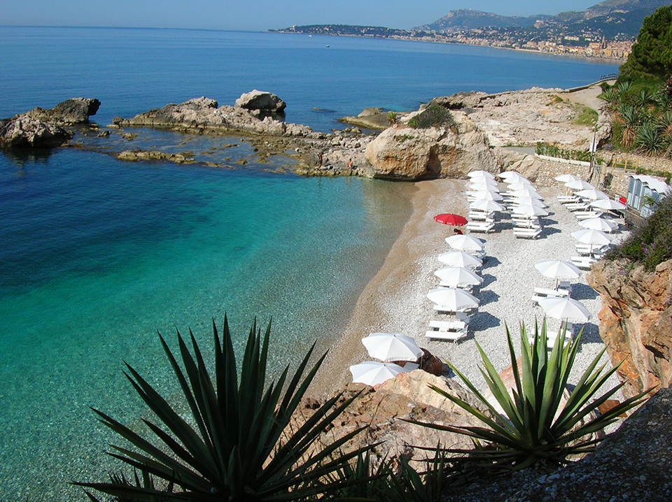 Fotografija Spiaggia dei Balzi Rossi z rjavi fini kamenček površino