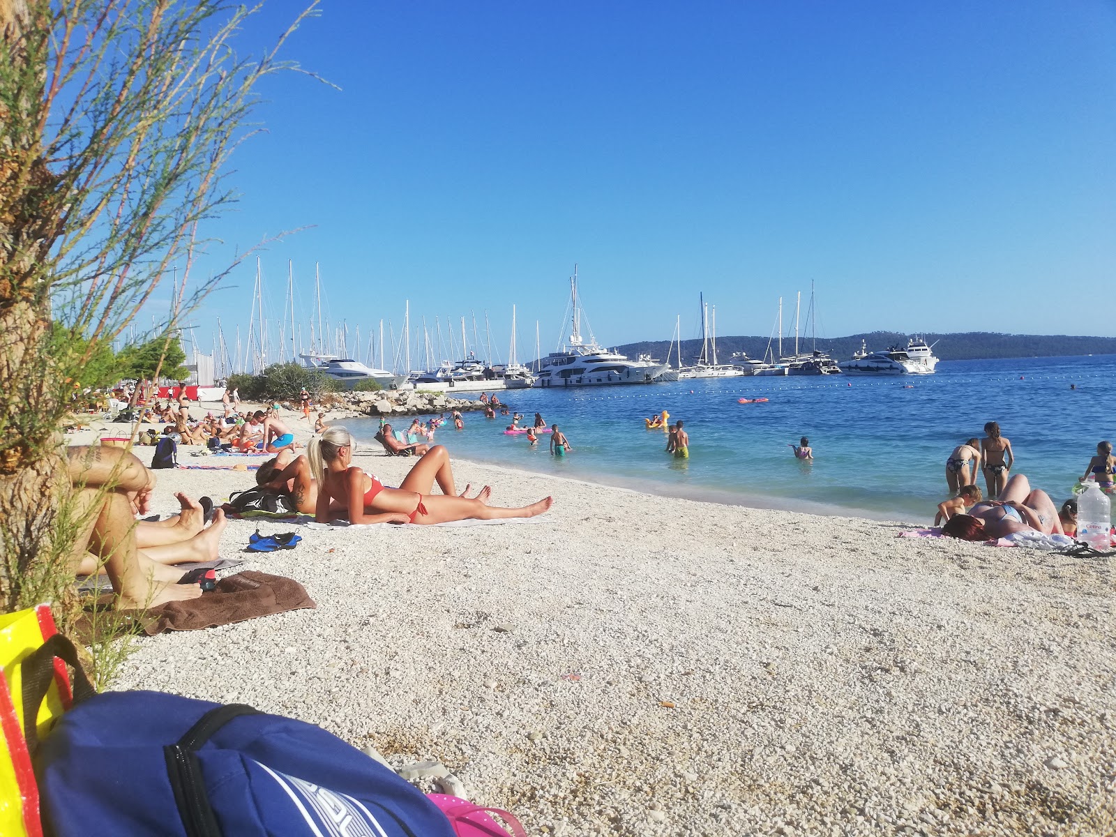 Beach Kamp, Kastel Gomilica'in fotoğrafı - rahatlamayı sevenler arasında popüler bir yer