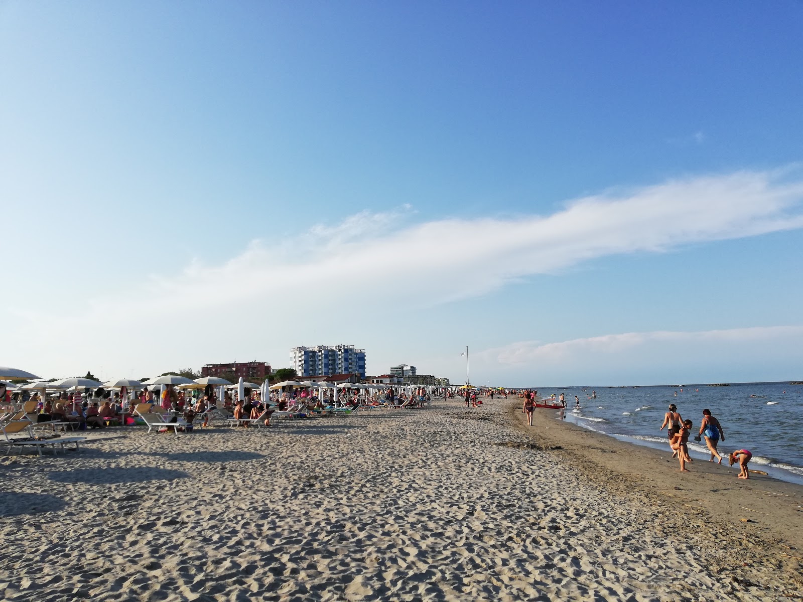 Foto de Lido Degli Scacchi com linha costeira longa e reta