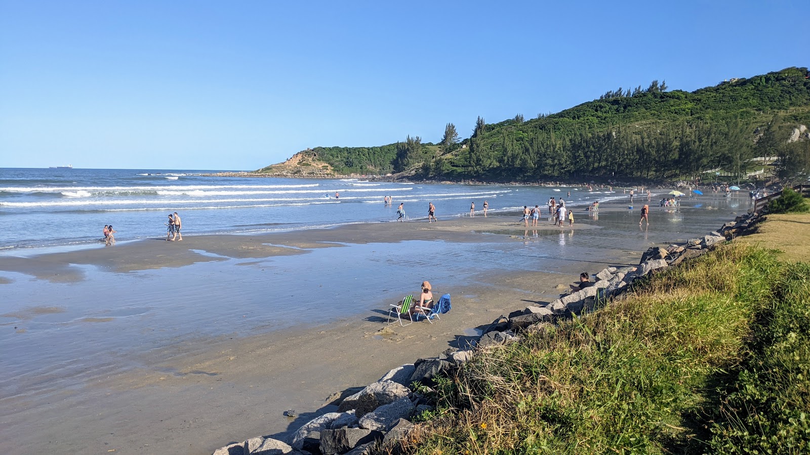 Foto di Praia da Ribanceira con una superficie del sabbia beige
