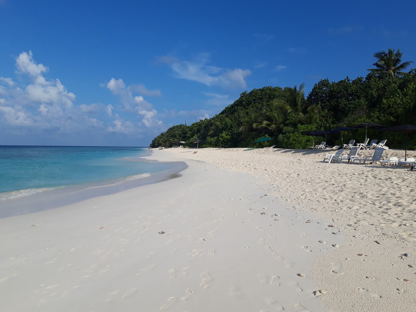Foto av Gunbaru Beach med vit sand yta