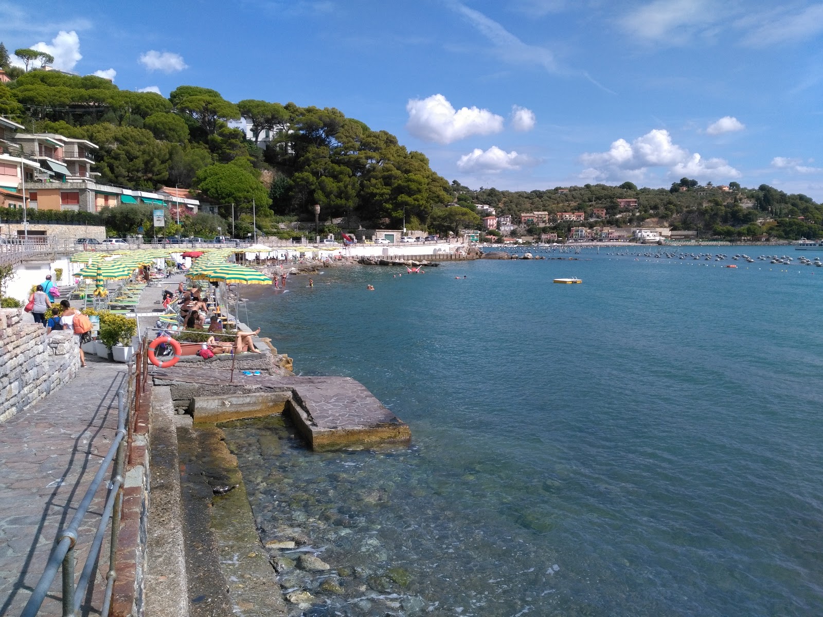 Zdjęcie Arenella beach z powierzchnią niebieska woda