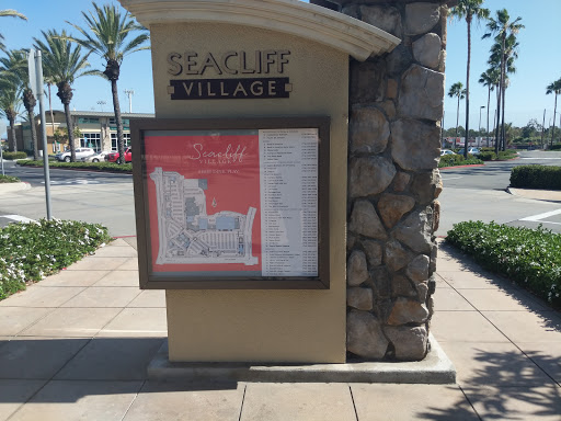 Shopping Mall «Seacliff Village Shopping Center», reviews and photos, Yorktown St & Main St, Huntington Beach, CA 92648, USA