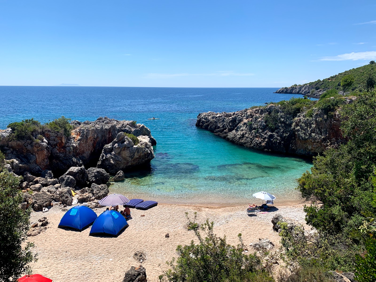 Foto di Akuarium II beach con una superficie del ciottolo fine bianco