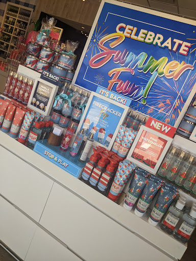 Shopping Mall «Riverpoint Center», reviews and photos, 1730 W Fullerton Ave, Chicago, IL 60614, USA