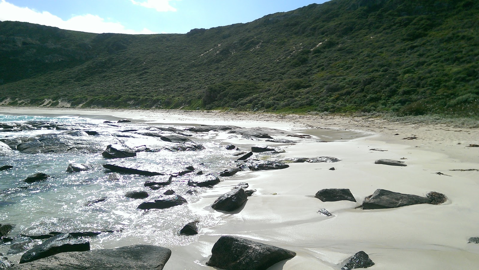 Contos Beach'in fotoğrafı dağlarla çevrili