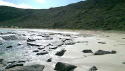 Foto von Contos Beach umgeben von Bergen