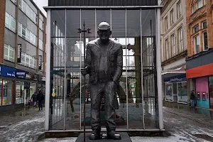 Fred Dibnah Statue image
