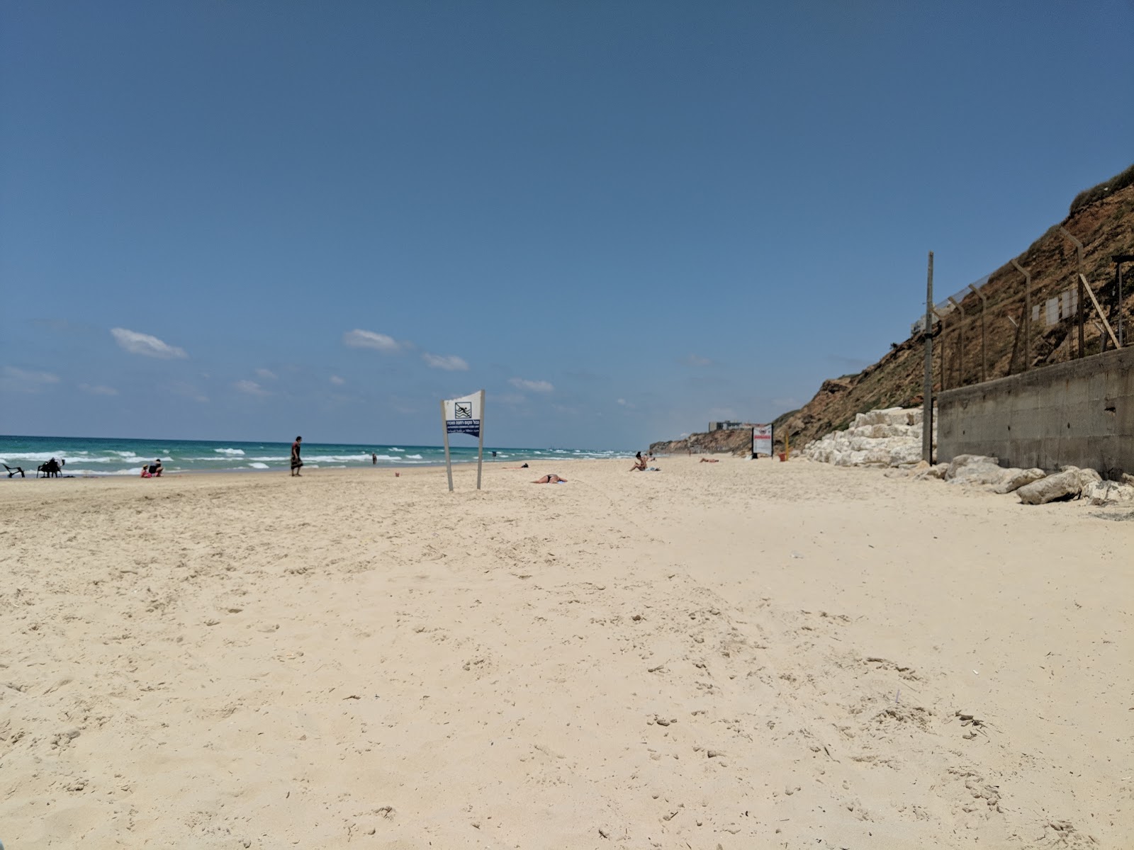 Tamnoon beach'in fotoğrafı dağlarla çevrili