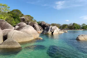 Pantai Tanjung Tinggi Belitong image