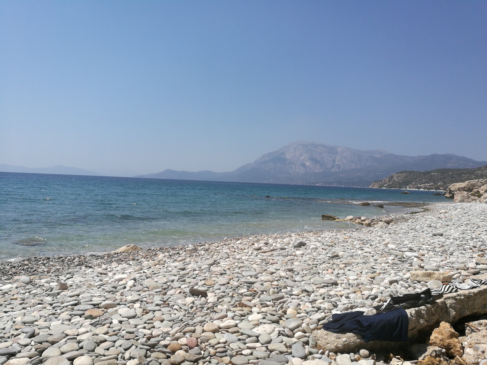 Foto von Pefkos beach mit sehr sauber Sauberkeitsgrad