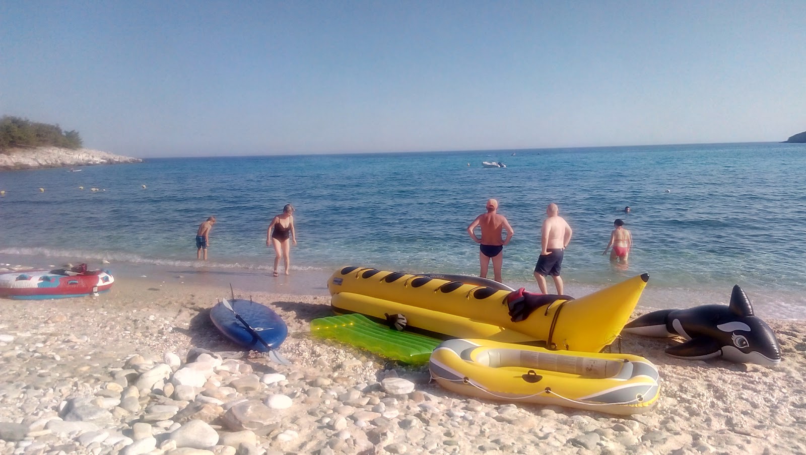 Fotografie cu Thymonia beach înconjurat de munți