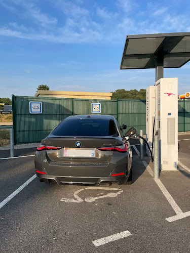 Borne de recharge de véhicules électriques IONITY Station de recharge Nemours