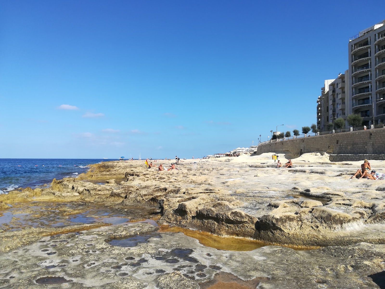 Fond Ghadir Beach的照片 带有碧绿色纯水表面