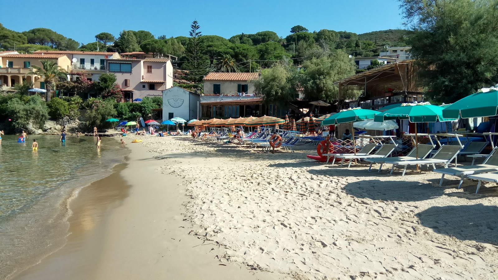 Scaglieri Plajı'in fotoğrafı turkuaz saf su yüzey ile