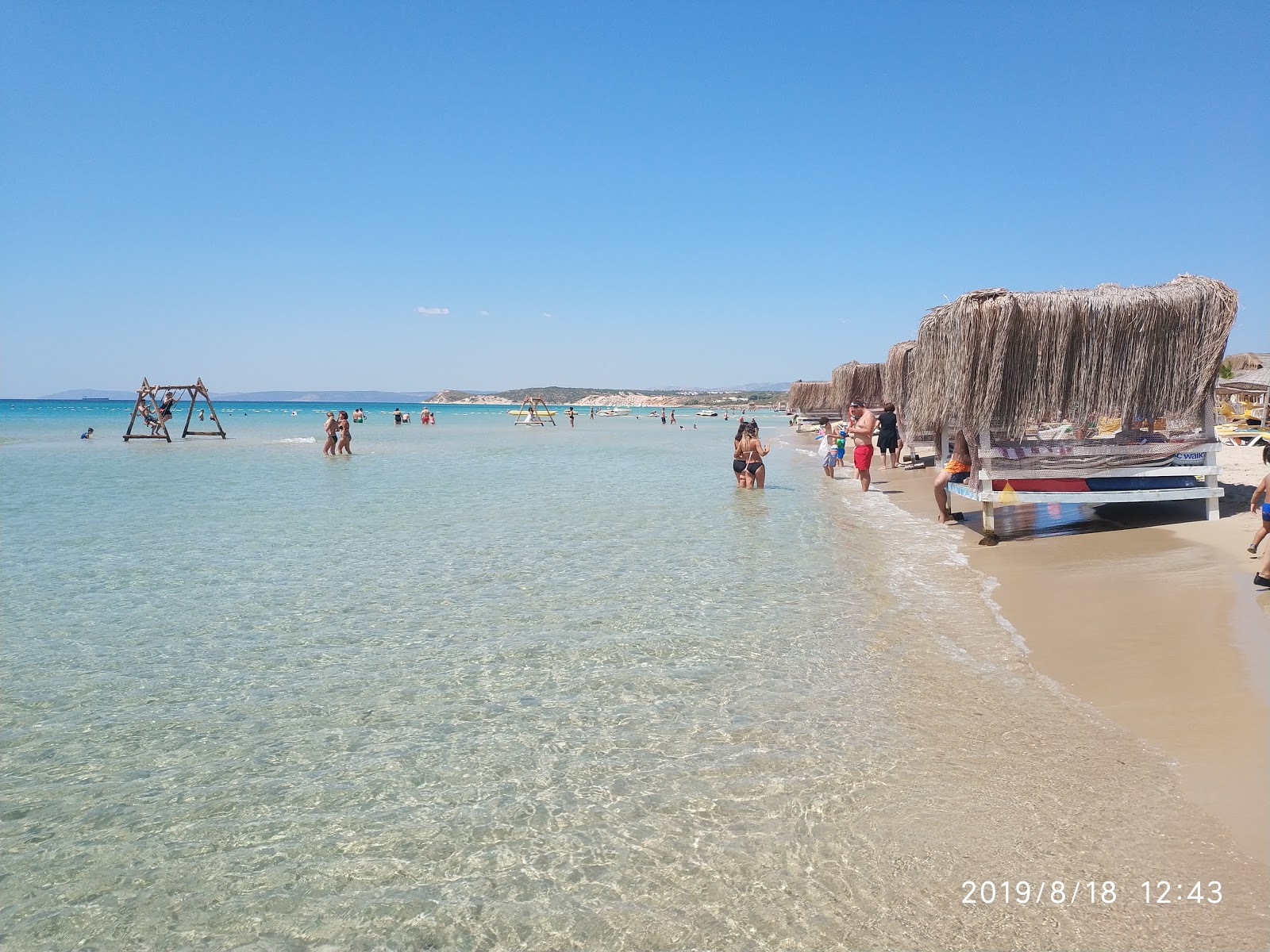 Fotografija Dharma plažni klub z turkizna čista voda površino