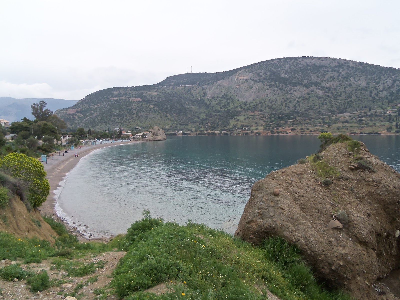 Agios Isidoros beach'in fotoğrafı turkuaz saf su yüzey ile
