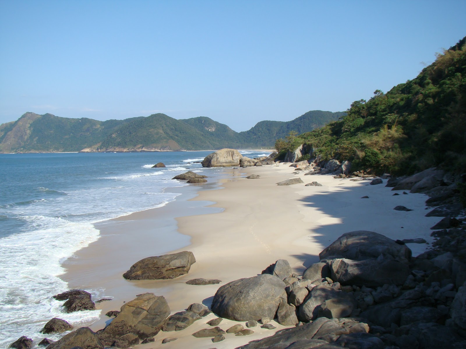 Photo de Plage d'Abrico entouré de montagnes