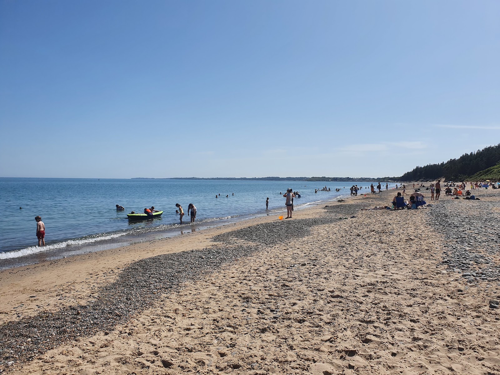 Foto di Kiltennel Beach con una superficie del sabbia beige e ciottoli
