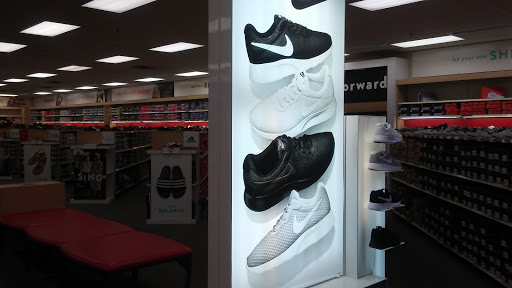 Shoe Store «Famous Footwear», reviews and photos, 4853 Cal Sag Rd, Crestwood, IL 60445, USA