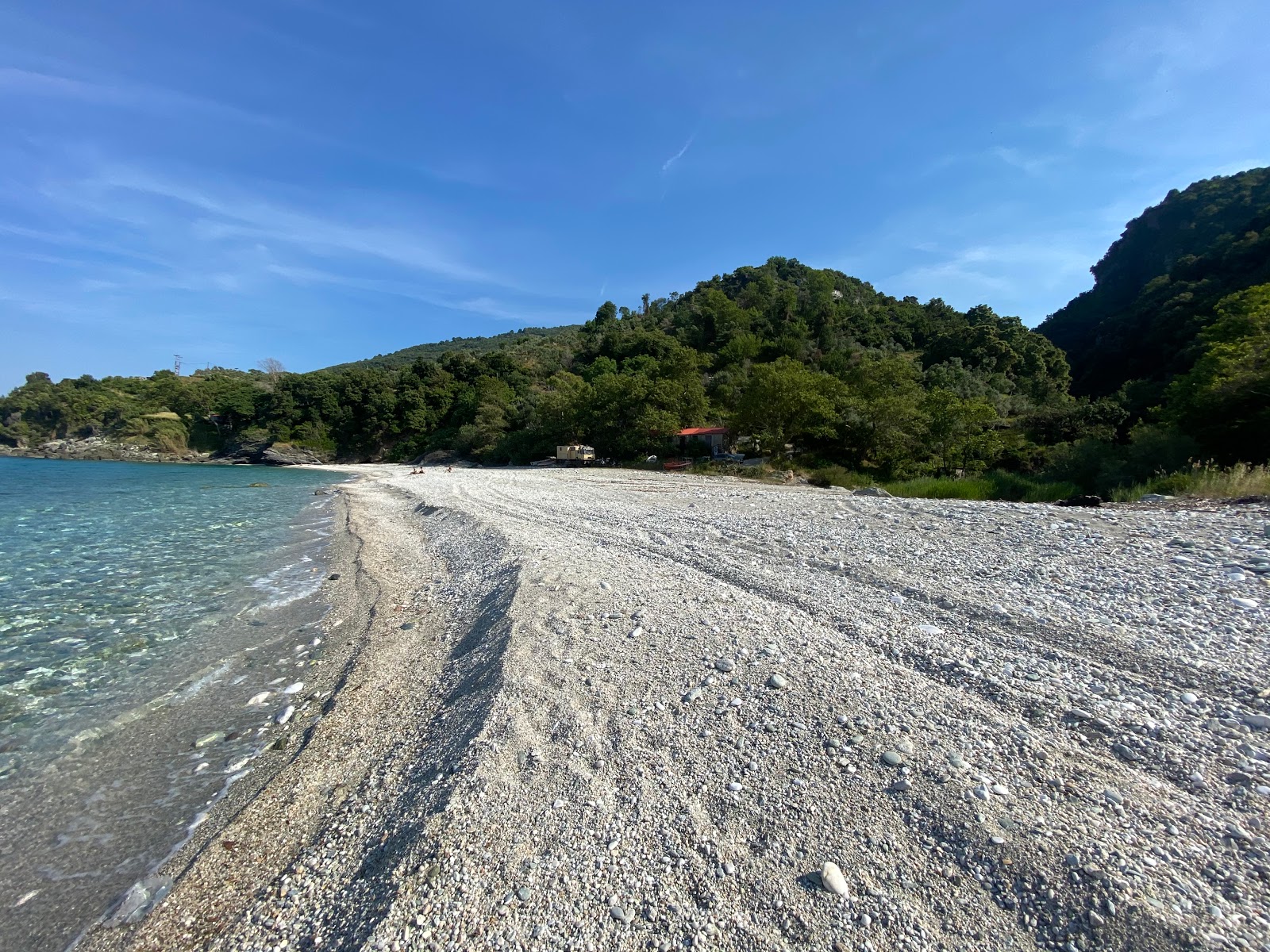 Foto av Ovrios beach med turkos rent vatten yta