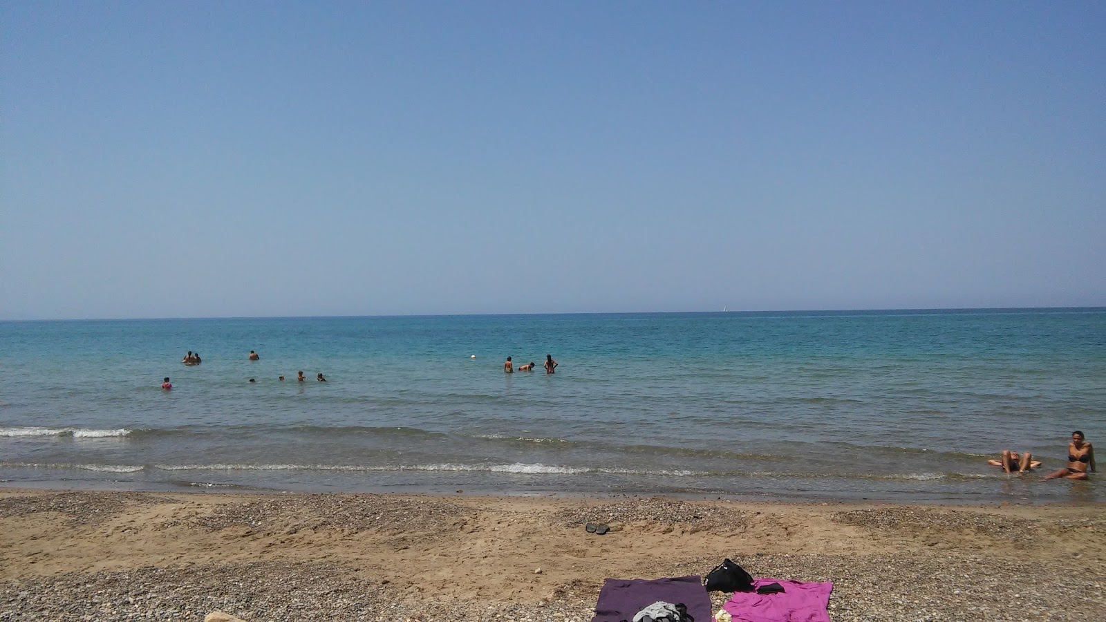 Zdjęcie Spiaggia Solfarelli poparte klifami