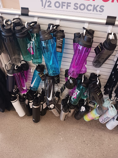 Shoe Store «Famous Footwear», reviews and photos, 1816 Hilliard Rome Rd, Hilliard, OH 43026, USA