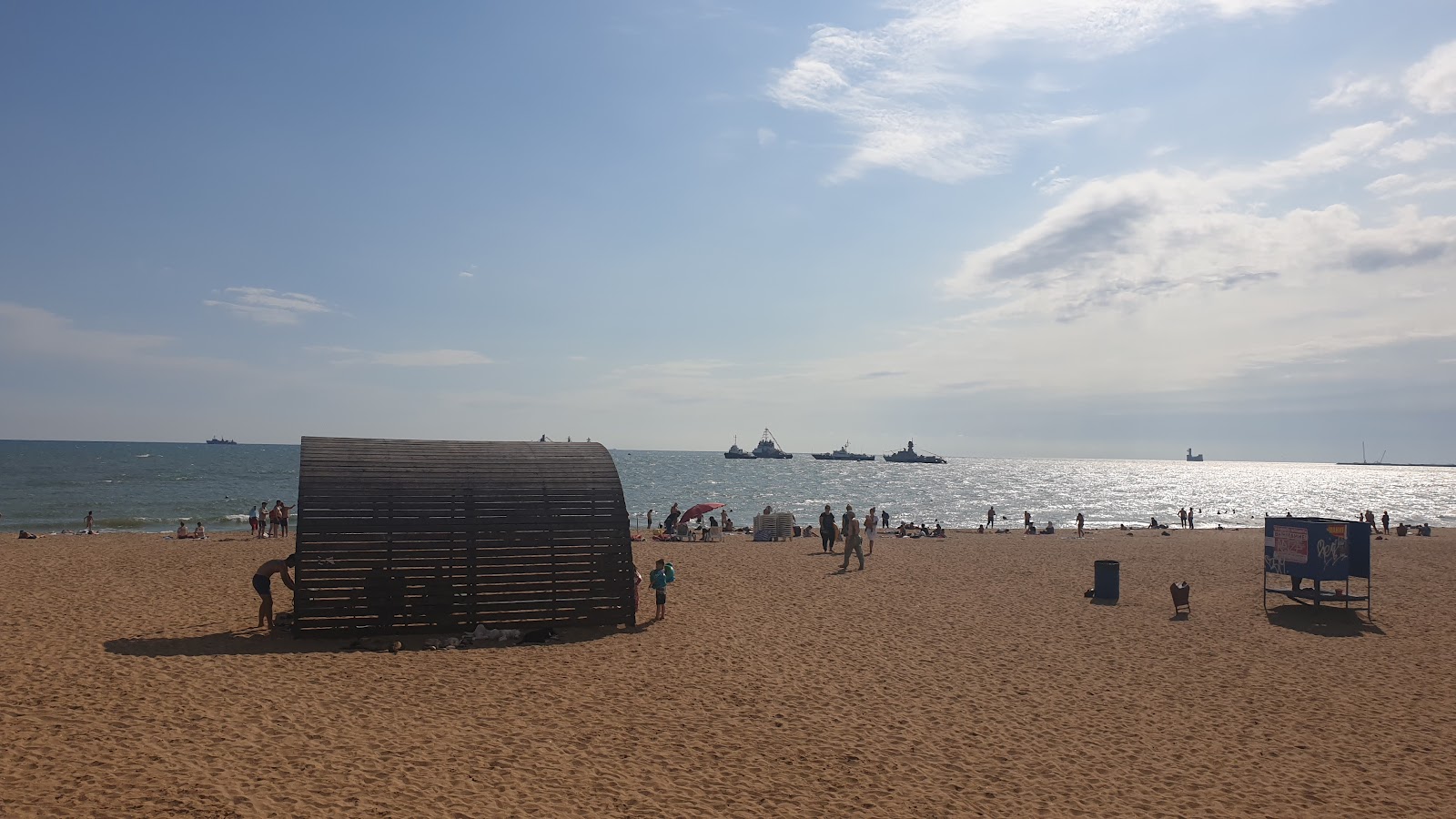 Photo de Plazh Lazurnyy avec l'eau cristalline de surface