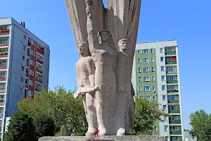 Pomnik Bohaterom Czerwonych Sztandarów w Dąbrowie Górniczej image