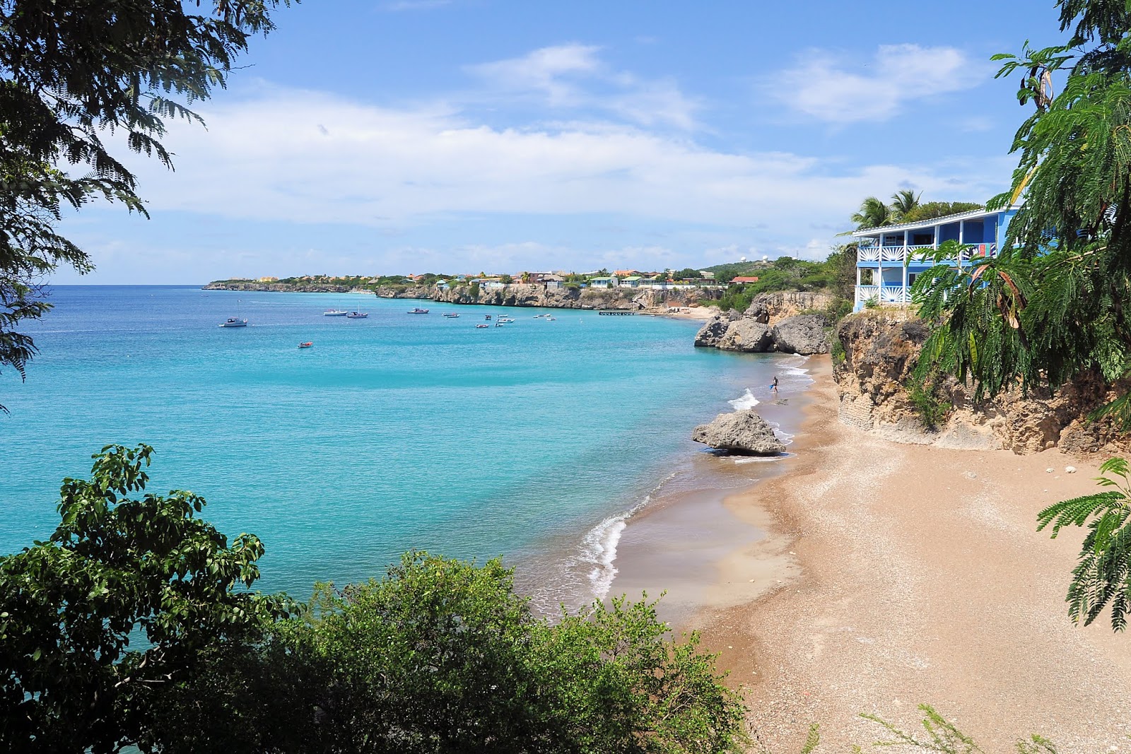 Foto de Playa Forti con arena fina y guijarros superficie