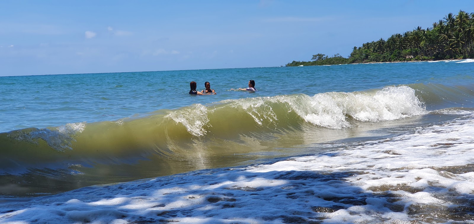 Foto von Kamuning Beach mit langer gerader strand