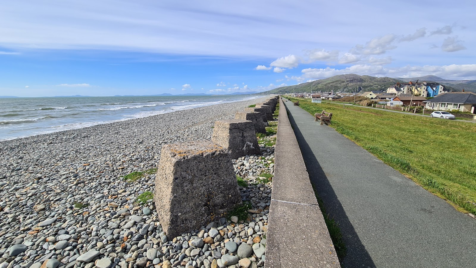 Foto de Playa de Fairbourne con guijarros grises superficie