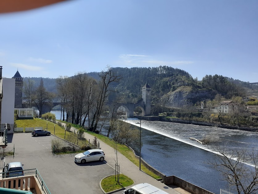 LOCATION COURTE DUREE - VUE UNIQUE sur le PONT VALENTRE à Cahors (Lot 46)