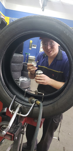 Tire Shop «Acorn Tire», reviews and photos, 1580 N Aurora Rd, Naperville, IL 60563, USA