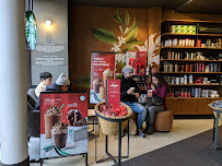 Atmosphère du Restaurant servant le petit-déjeuner Starbucks à Paris - n°15