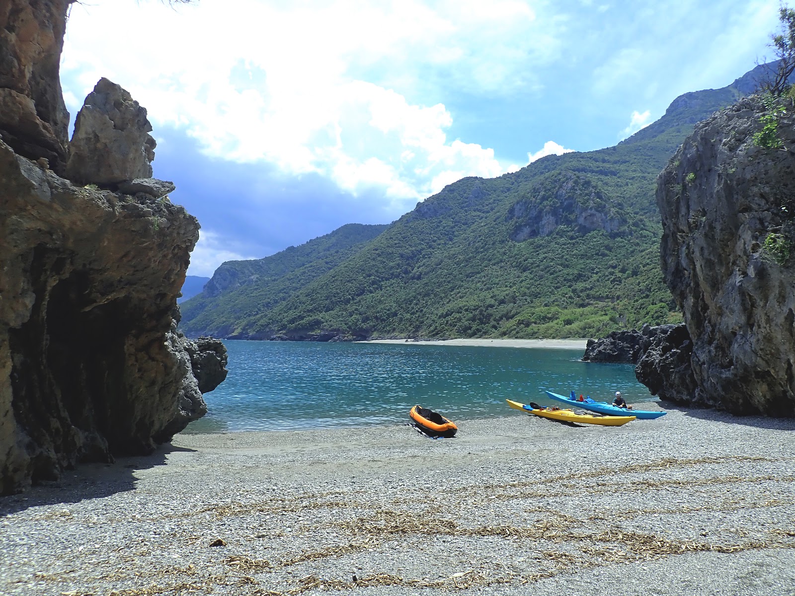 Photo de Plage de Charalambu situé dans une zone naturelle