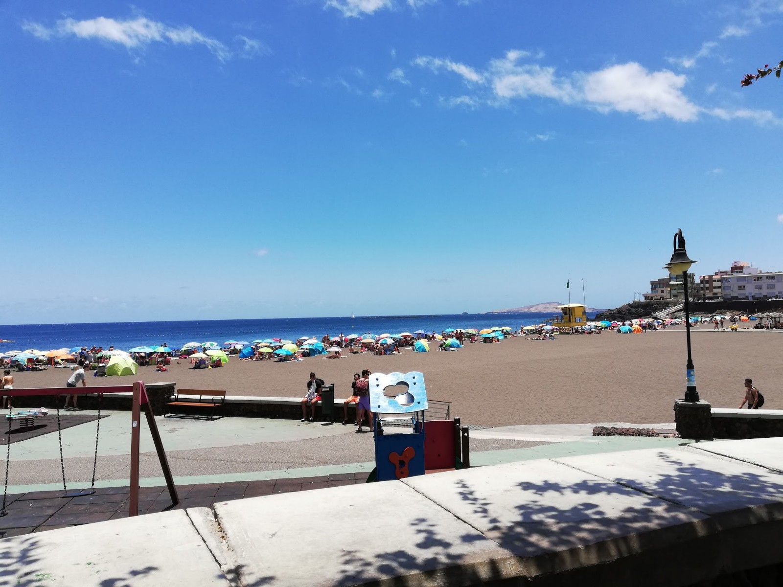 梅莱纳拉海滩的照片 带有蓝色的水表面