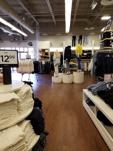 Clothing Store «Banana Republic», reviews and photos, 241 Fort Evans Rd NE, Leesburg, VA 20176, USA