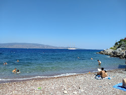 Foto von Kamini Beach mit eine gerade küstenlinie