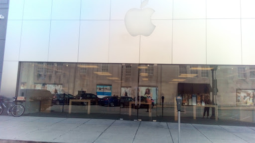 Computer Store «Apple Suburban Square», reviews and photos, 61 Saint James Pl, Ardmore, PA 19003, USA