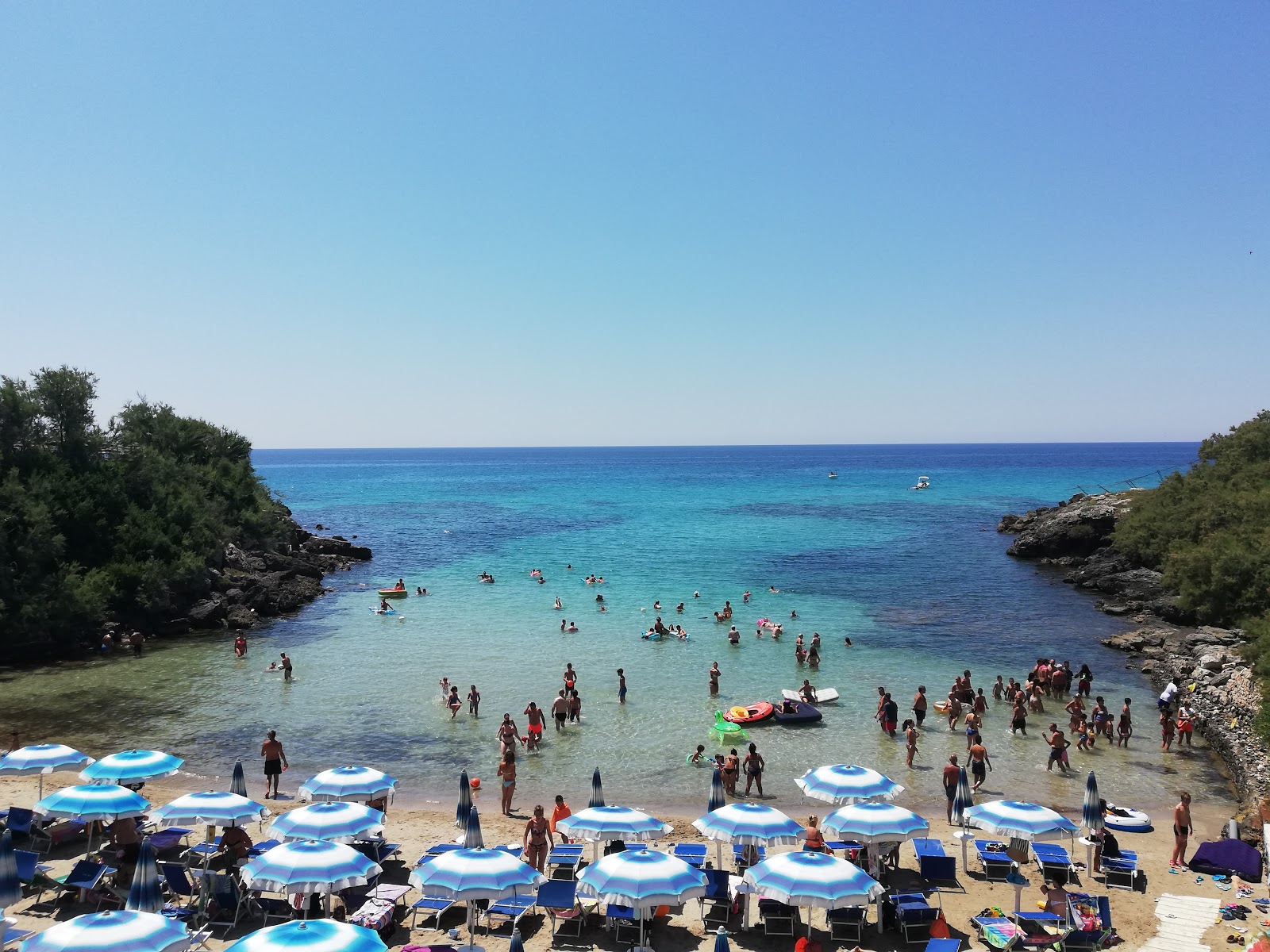 Zdjęcie Mon Reve Hotel beach z powierzchnią brązowy piasek