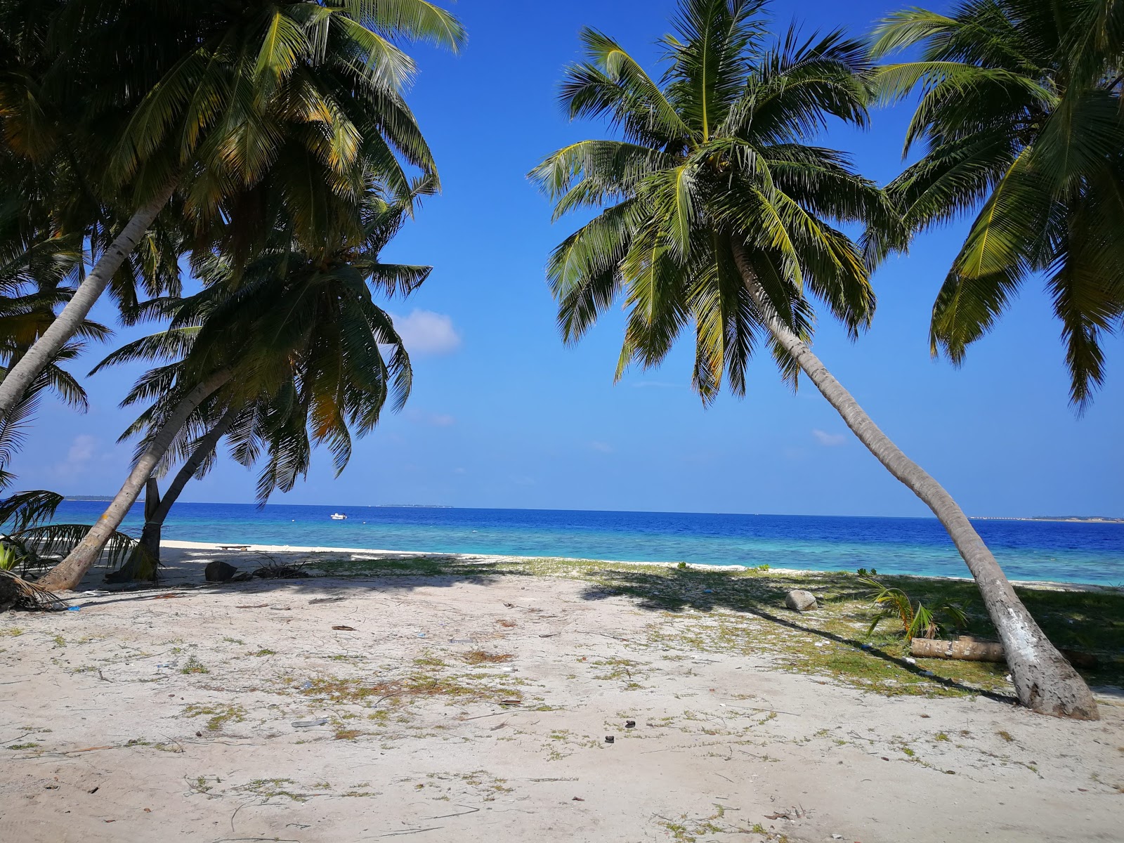 Foto van Meedhoo Island Beach met turquoise puur water oppervlakte