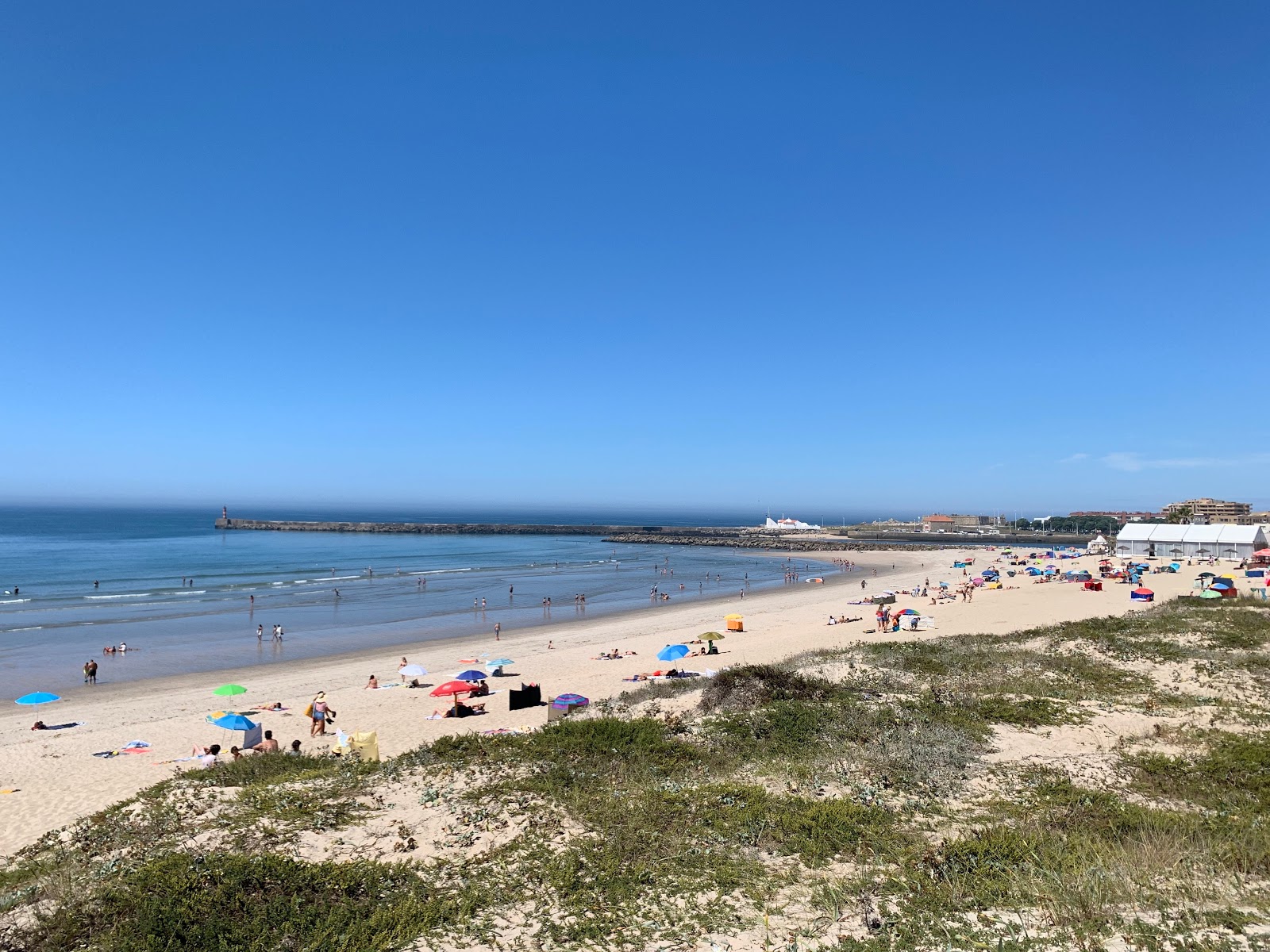Fotografie cu Praia da Azurara cu o suprafață de apa albastra