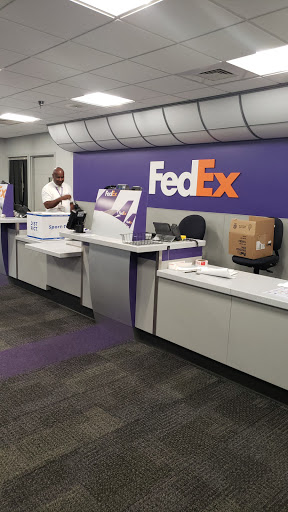 Shipping and Mailing Service «FedEx Ship Center», reviews and photos, 10781 Coursey Blvd, Baton Rouge, LA 70816, USA