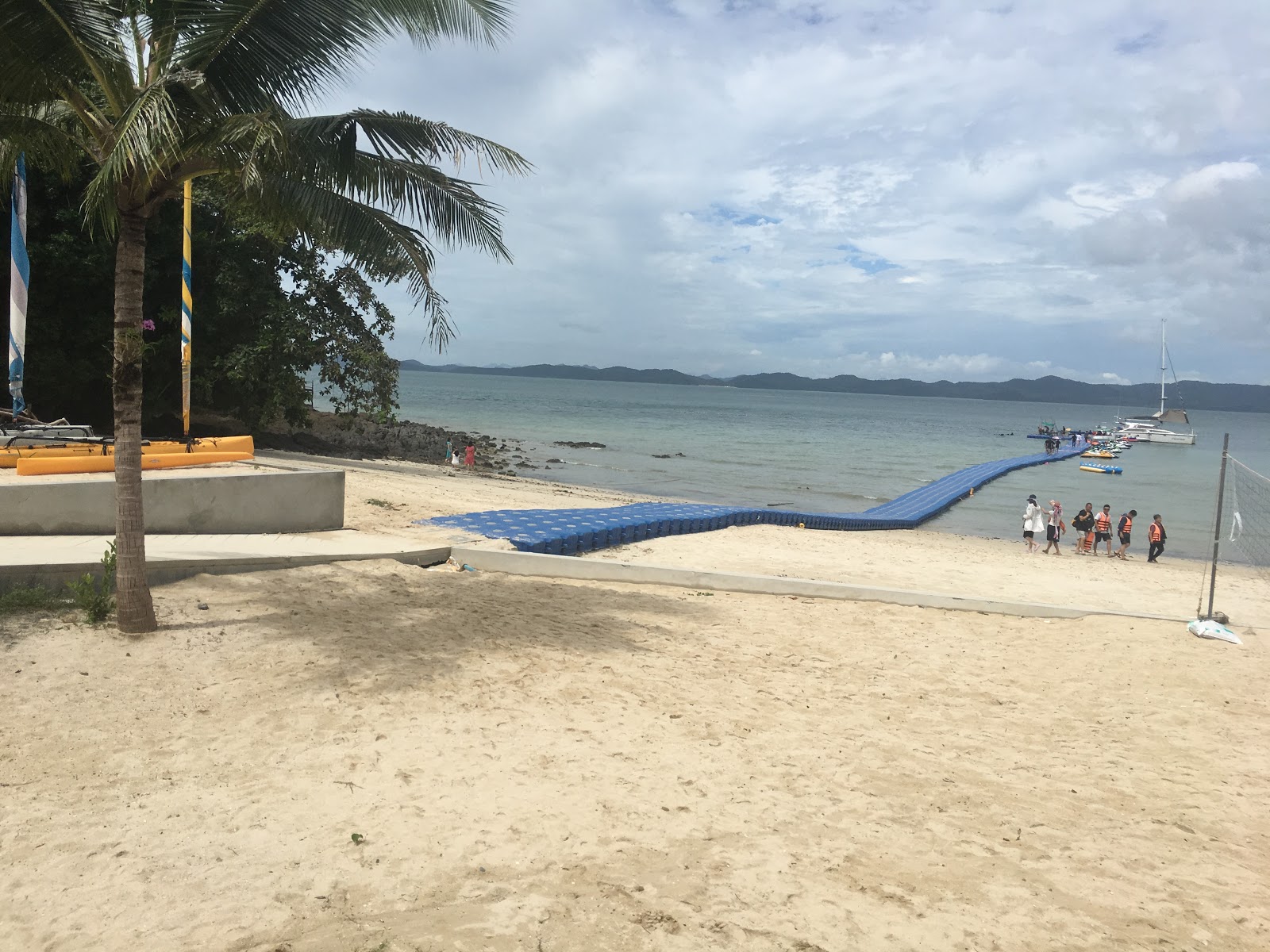 Foto von Cadmus Beach mit beiger sand Oberfläche