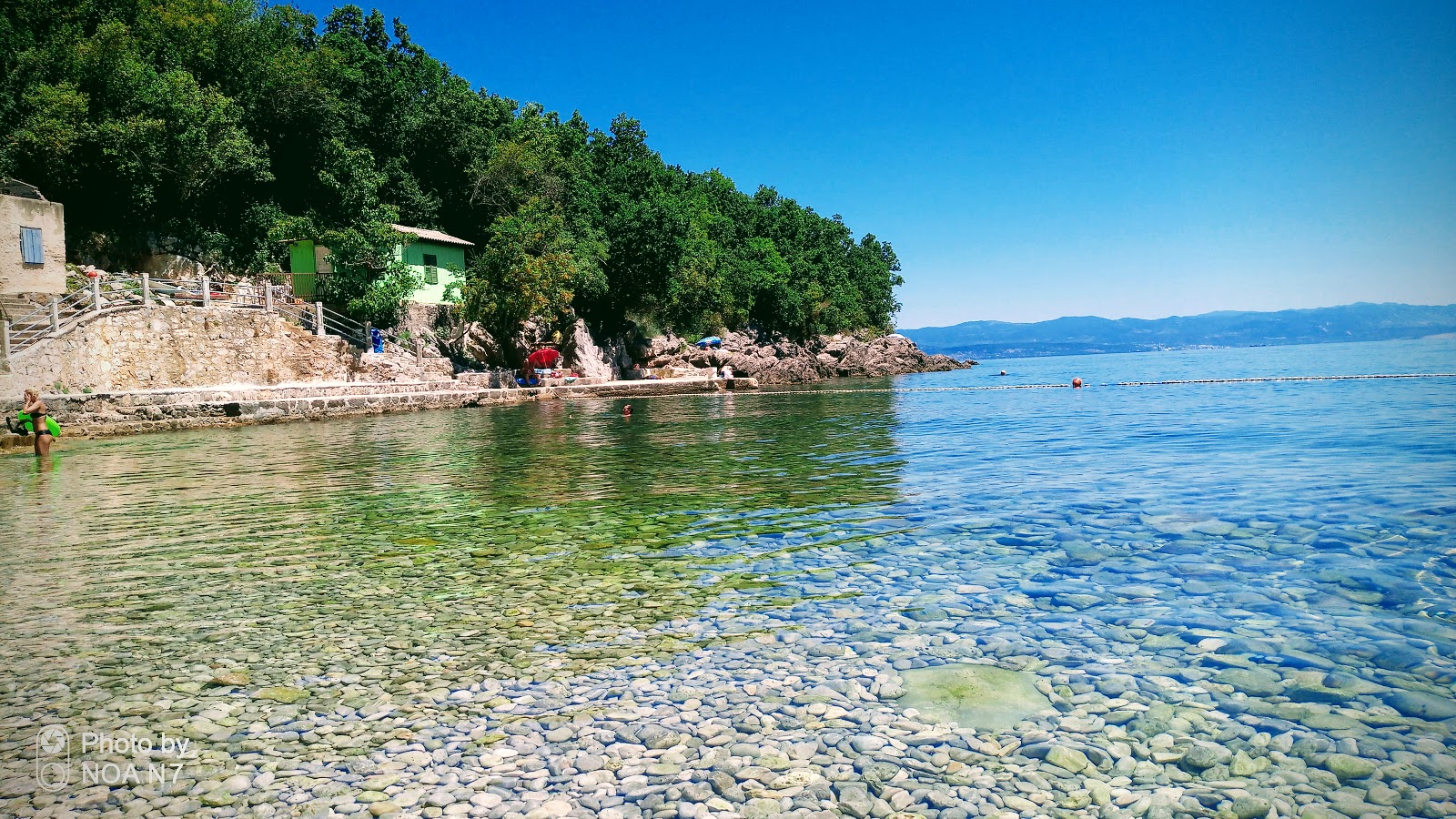 Foto von Cesarova beach und die siedlung