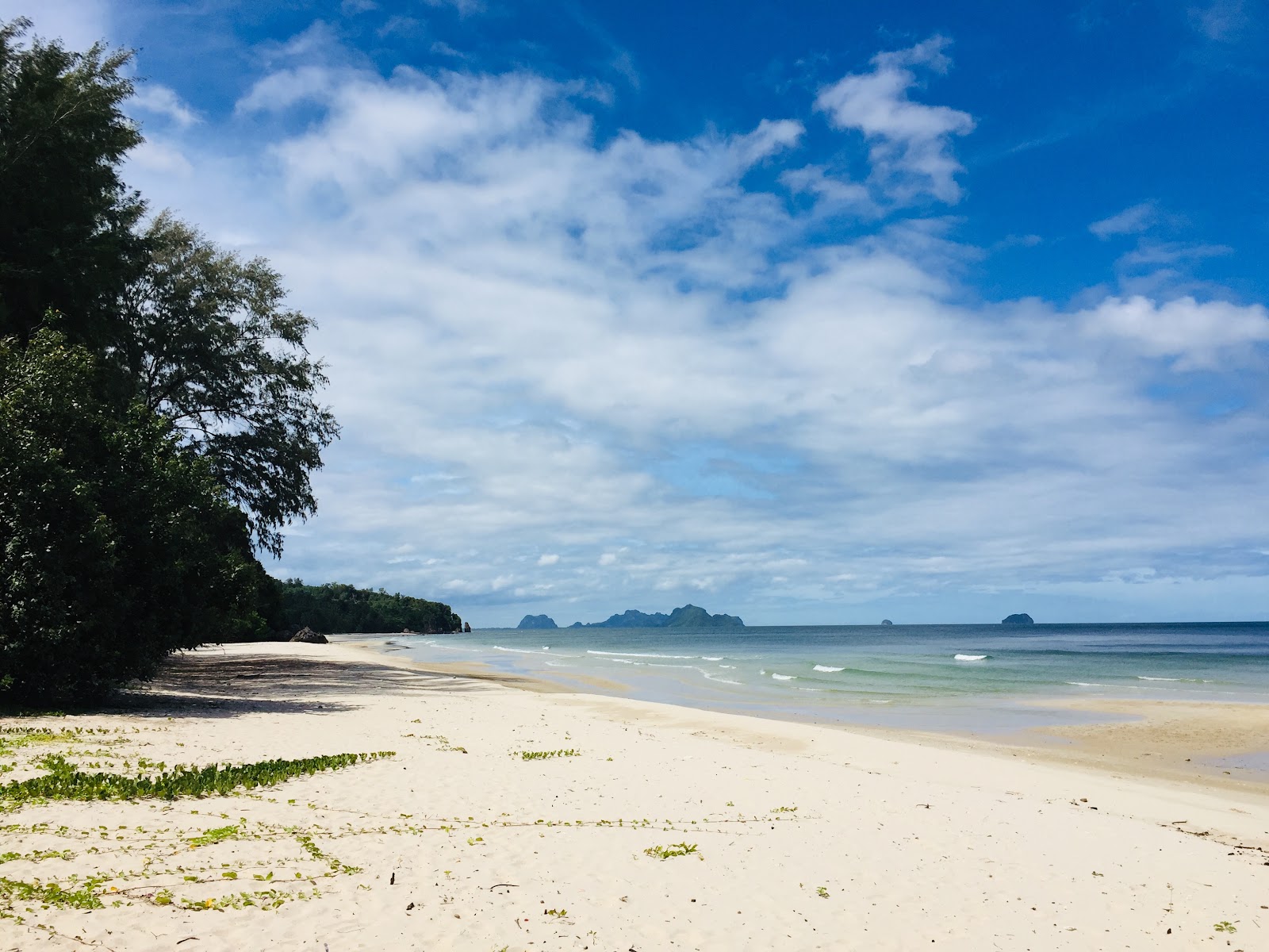 Fotografija Thung San Beach z svetel pesek površino